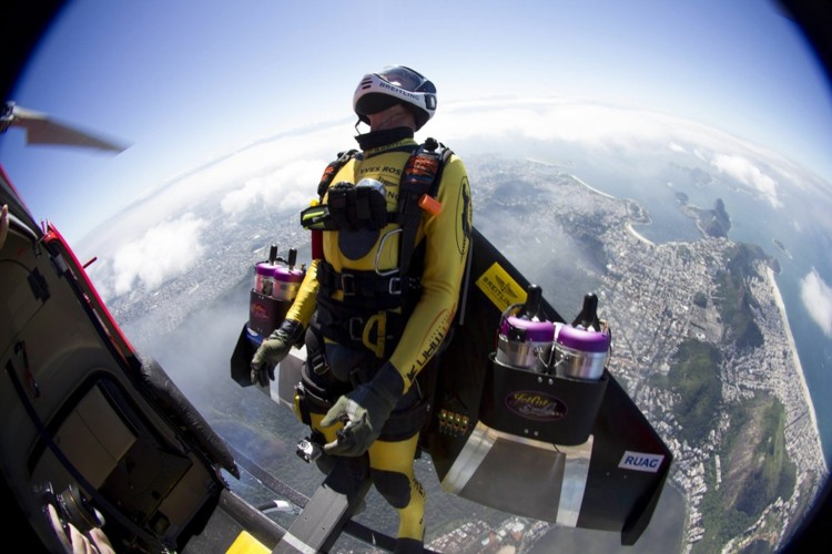 jetpack lietadlo skokový oblek žltá prilba dubai