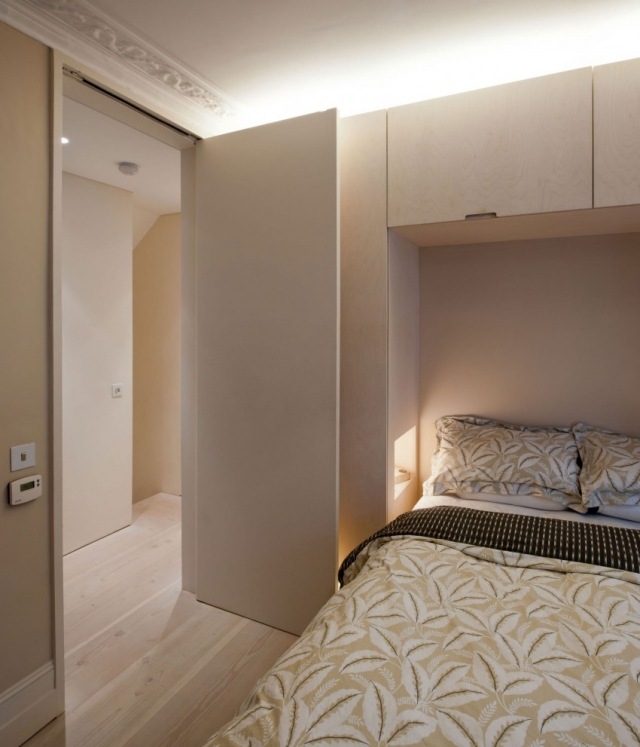 Spálňa s laminátovou podlahovou lištou na strope spálňa-vstavaná skriňa-bezúchytkové-čela-preglejka-posteľ-textil-vzorované