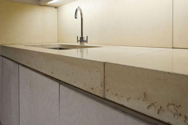 Klenotník, interiér, zrekonštruovaný kuchynský drez Vstavaná kuchynská linka-drevené čelo-pevná pracovná kontrahrubá textúra-tvarovky z nehrdzavejúcej ocele