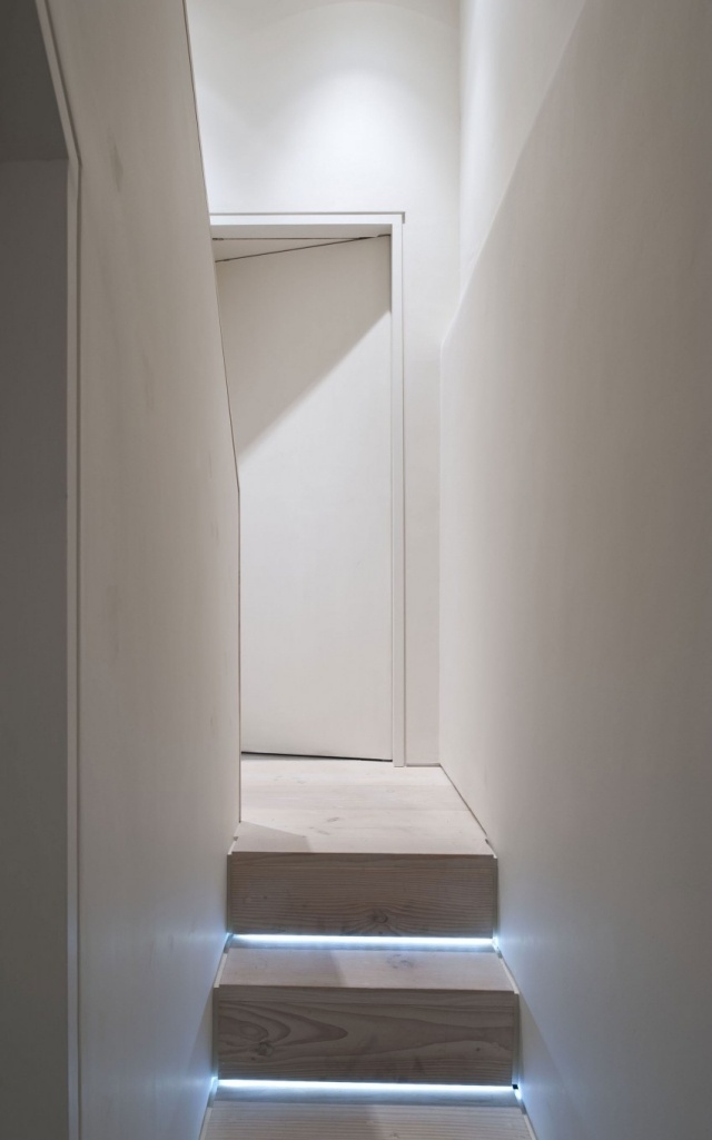 Schodiskové prevedenie so svetlo-neónovými svetelnými pásmi Osvetlenie schodiska-svetlý pás-steny-biely obraz