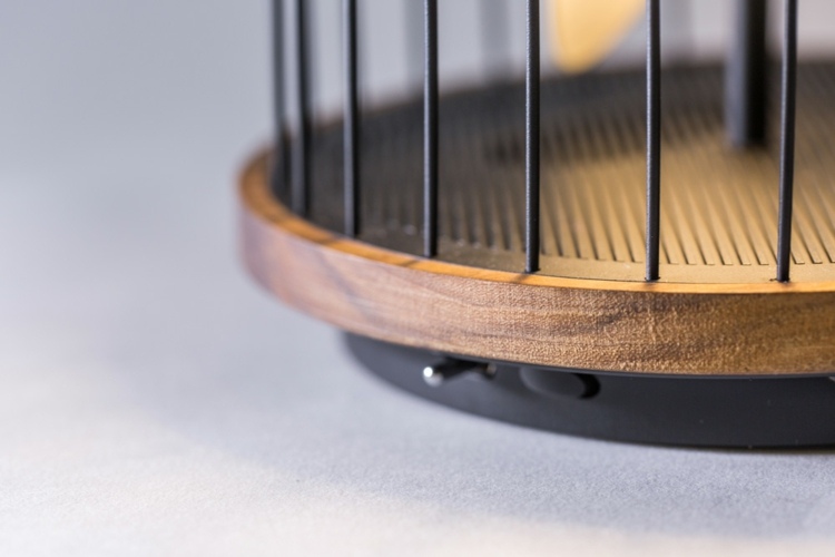 Na reproduktor bolo použité aj drevo a kov bluetooth-reproduktor-dreveny-element-prirodne-materialy-kvalita