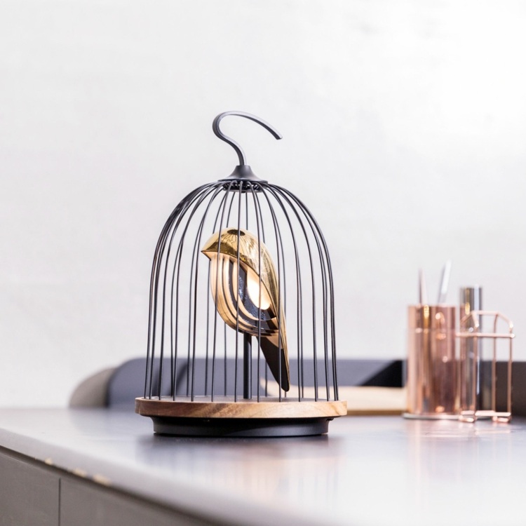 Reproduktor v ušľachtilej zlatej farbe bluetooth-reproduktor-jedálenský stôl-deko-obývačka-mobil