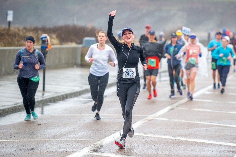 beh v daždi bez pláštenky s čiapkou