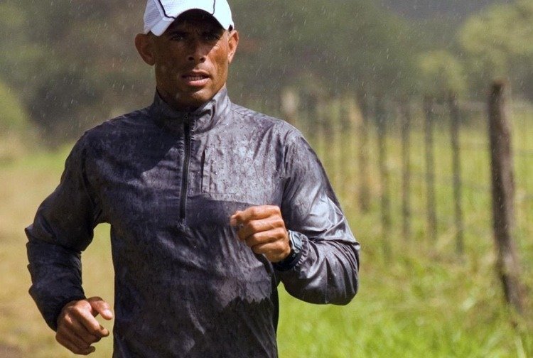 bežecká pokrývka hlavy a nepremokavá bunda