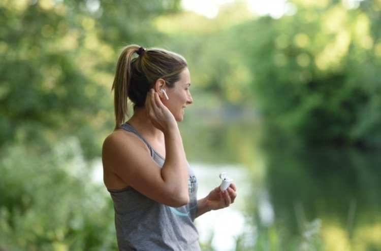 airpody behajúce v daždi