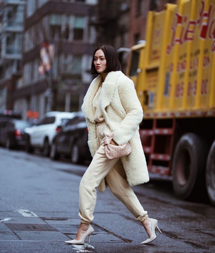 Zimný biznis outfit kombinuje dámske tepláky