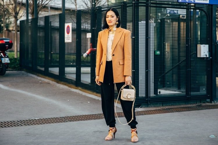 Teplákové oblečky pre ženy kombinujú nadrozmerný blejzer