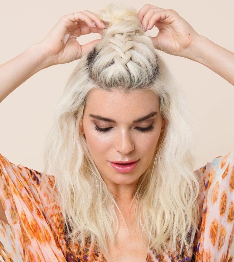 Pootvorený boho účes pre ležérny look s vrkočom na hlave