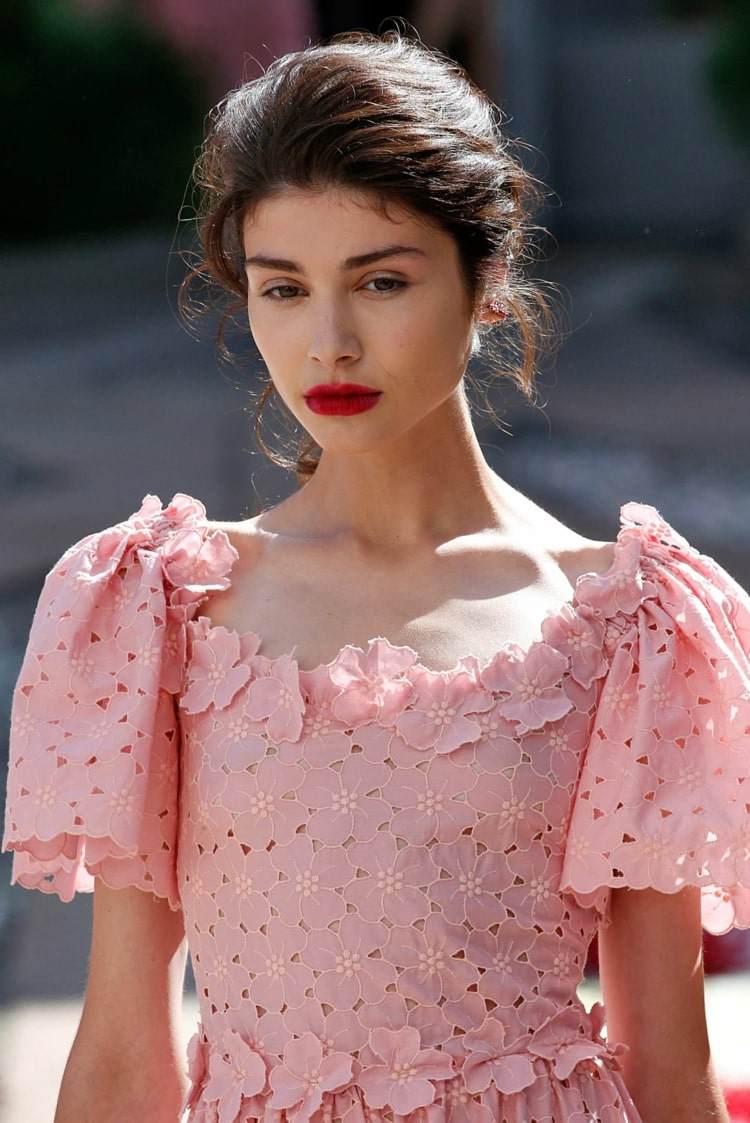 K elegantným šatám sa perfektne hodia klasické updos