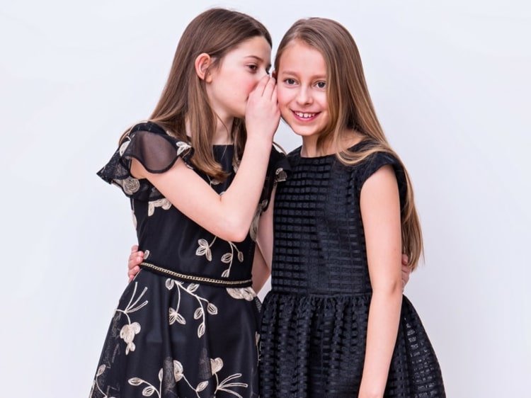 Roztomilé šaty s volánikmi a kvetinovými vzormi alebo kárované v čiernej farbe