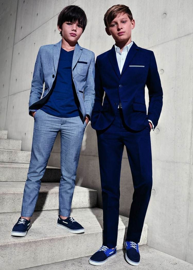 Oblečenie na zasvätenie mládeže pre chlapcov s oblekom v tmavo modrej alebo sivej farbe a teniskami