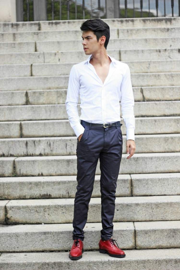 Ležérny, elegantný outfit na zasvätenie mládeže s bielou košeľou, sivými nohavicami a červenými koženými topánkami