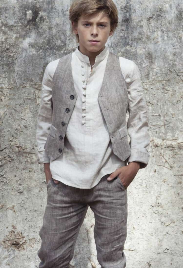 Sivý a biely outfit Jugendweihe s nohavicami, ľanovou košeľou a vestou