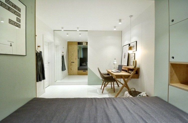 stôl so zrkadlom na stenu pre mládež