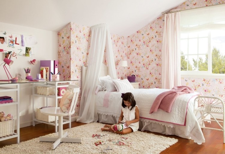 miestnosť pre deti-dievča-dachschrage-ružová-tapeta-kvety-motýle-vzor