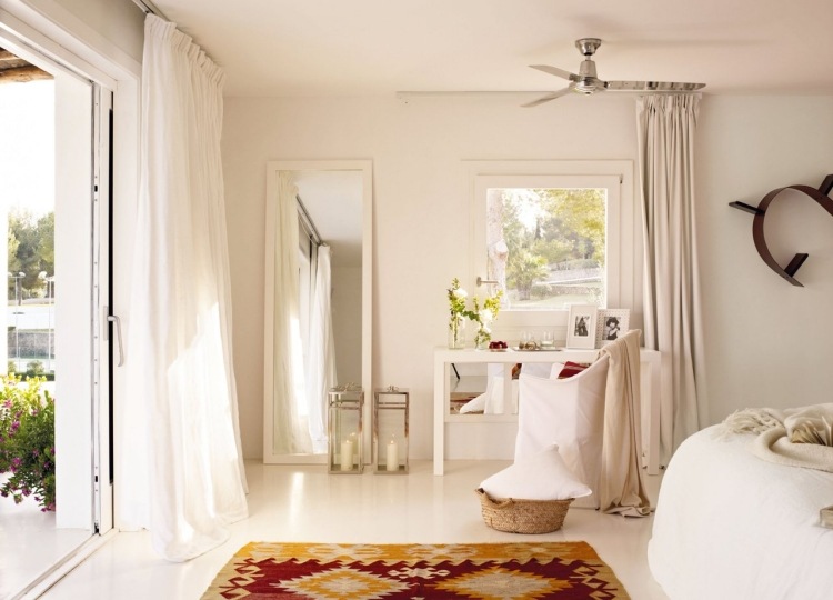 miestnosť pre mládež-dievča-ročník-ošarpaná-šik-biela-romantická