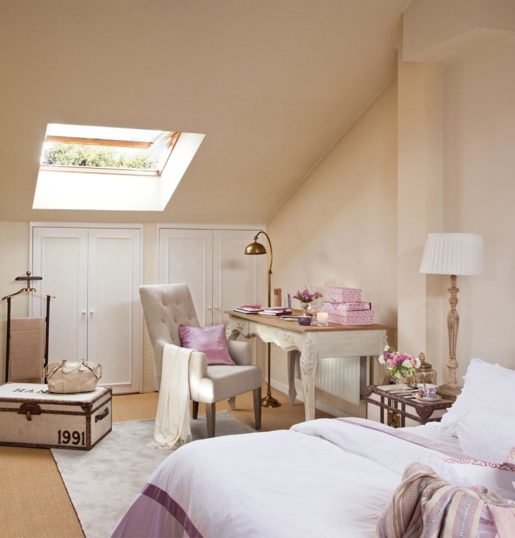 miestnosť pre mládež-dievča-podkrovie-loft-svetlík-krém-stena-farba