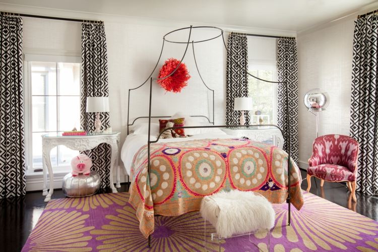 Eklektická dievčenská izba zariadila nápady postele s baldachýnom a kobercových kvetov