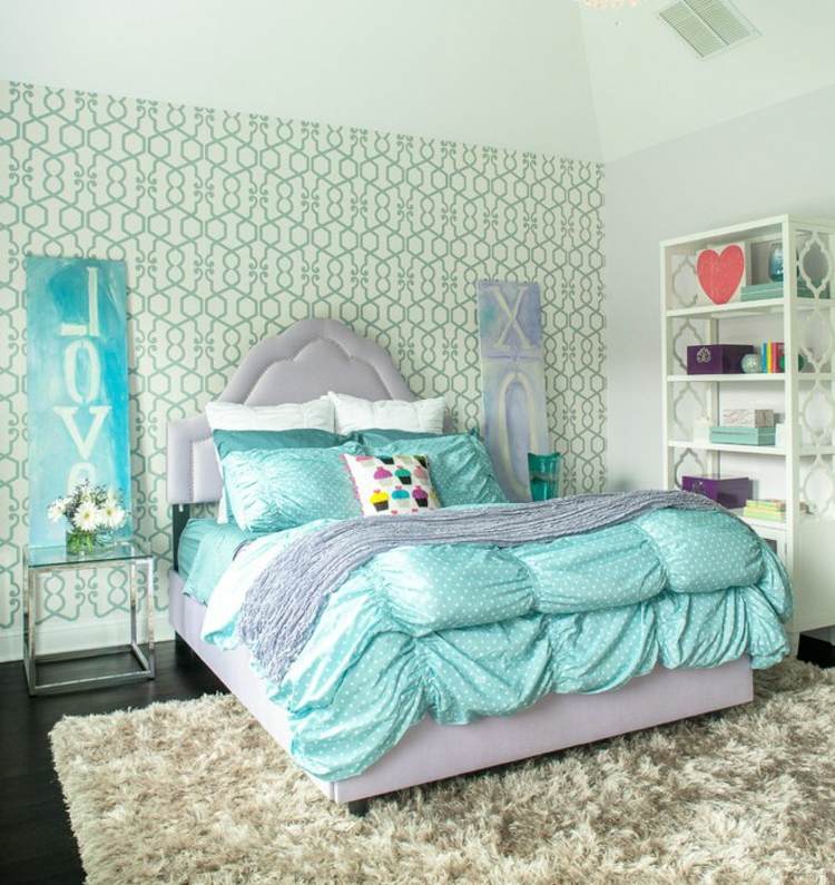 Dievčenská dospievajúca izba zariadila klasický vzor azúrovou tapetou