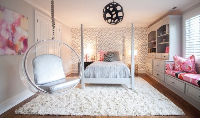 miestnosť pre deti-dievča-biela-sivá-ružová-akcenty-bublinová závesná stolička-okenná lavica