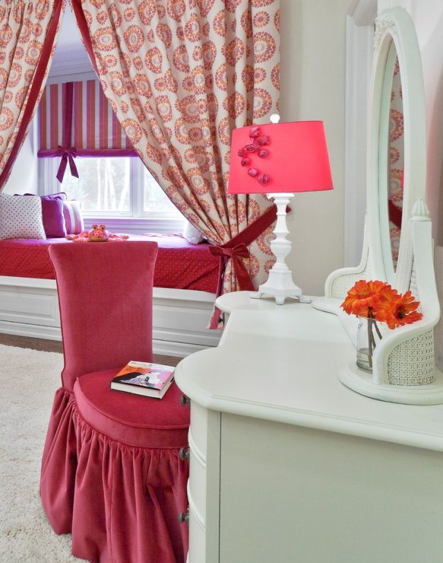 mládežnícky pokoj-dievča-nápady-ružový-červeno-purpurovo-biely-toaletný stolík