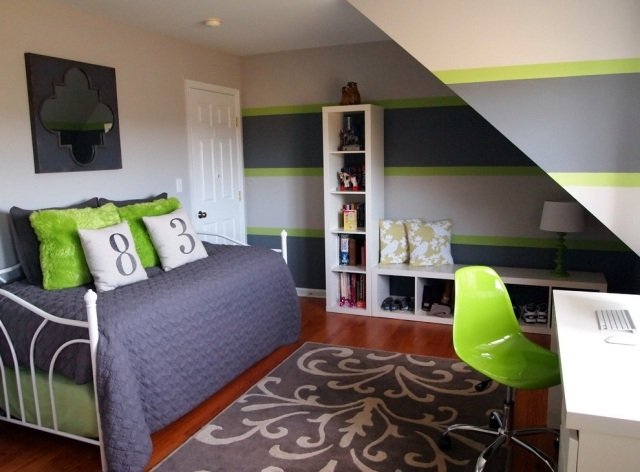 miestnosť pre deti-dievča-malé-šikmé-šedo-zelené-biele-ikea-poličky-lavica