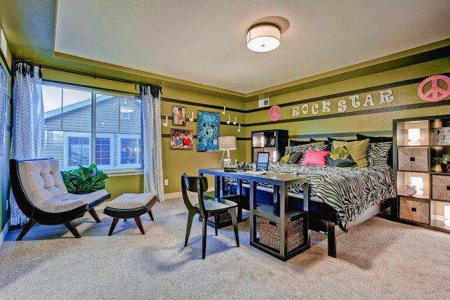 miestnosť pre mládež-dievča-interiér-hudba-ventilátor-zelená-stena-farba-čierna-nábytok