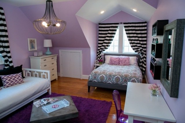 mládežnícka izba-dievča-šikmá strecha-purpurovo-biela-čierna-drevená podlaha