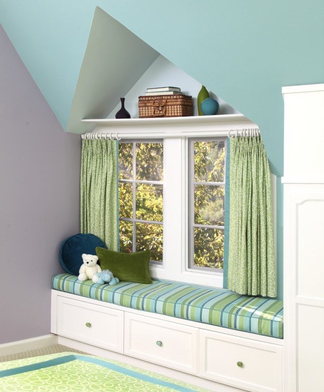 miestnosť pre mládež dievča-jazvec-volán-okenné lavice-police-svetlo-modro-zelená