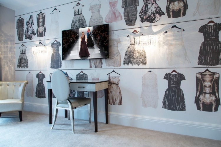 šaty pre mladú izbu-dizajn-stena-ozdoba-dievča-foto-stena-módne šaty