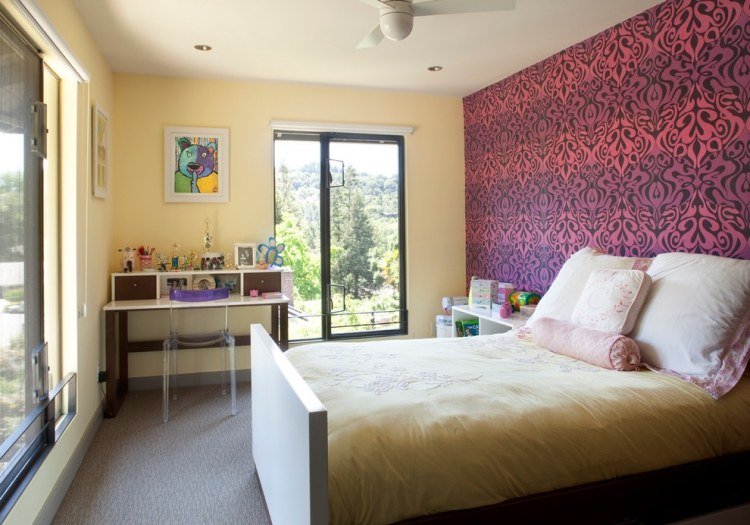 mládežnícka izba-dizajn-nástenná dekorácia-dievča-purpurovo-ružová-tapeta-akcentová stena