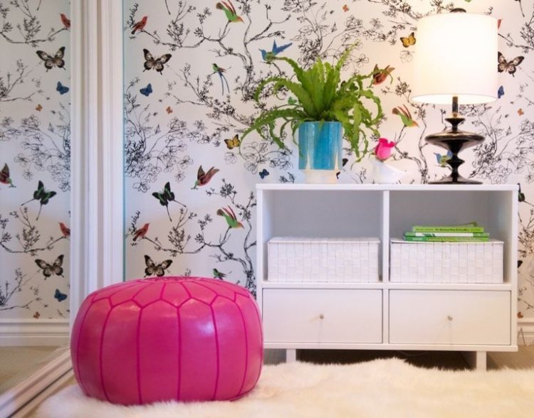 miestnosť pre mládež-dizajn-stena-výzdoba-dievča-motýle-tapeta-ružová-osmanská