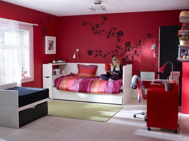 návrh miestnosti pre mládež-nápady-červená-stena-kvetinová-stena-tetovanie