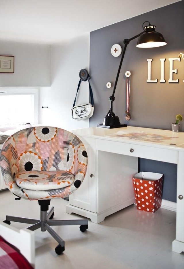 detská izba-dievča-dizajn-nápady-sivá-stena-stôl