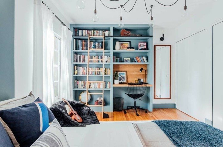 Modrošedá izba pre mládež s pracovným priestorom a veľkým nástenným zrkadlom