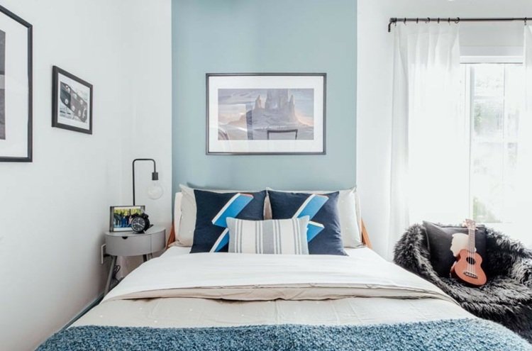 Modrošedá izba pre mládež s akcentovanou stenou za posteľou