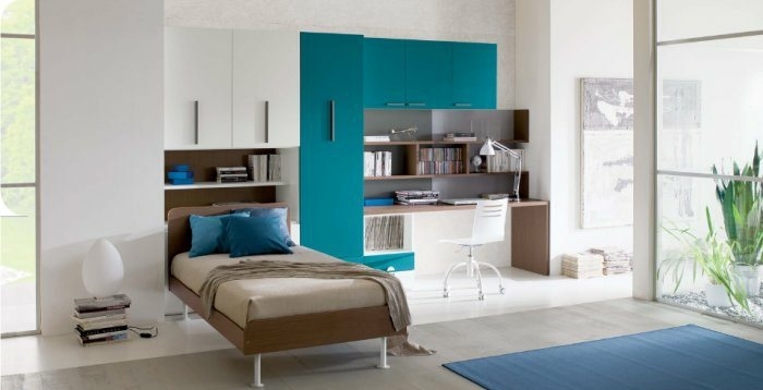 Mládežnícky chlapci v tyrkysovej a hnedej farbe otvorené prírodné prostredie s moderným dizajnom