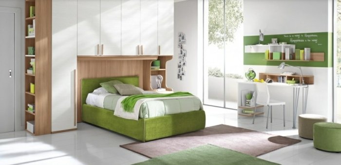 Mládežnícky chlapci vo veľkej zeleni Izba pre mládež v zelenom a drevenom vzhľade