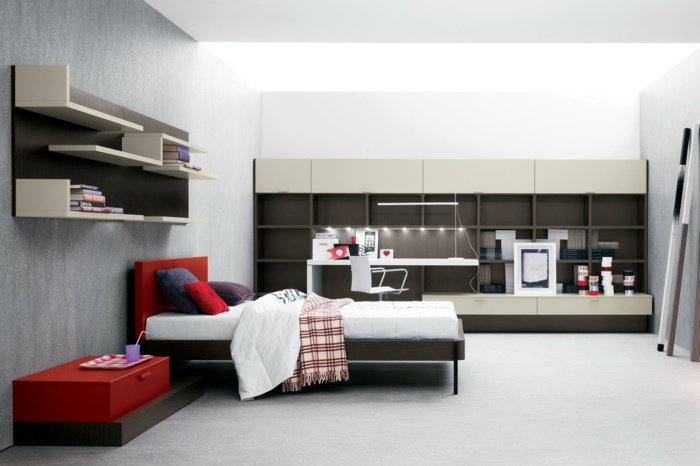 Chlapčenská izba s množstvom políc a prirodzeného svetla Skriňa-police-miestnosť pre mládež-chlapček