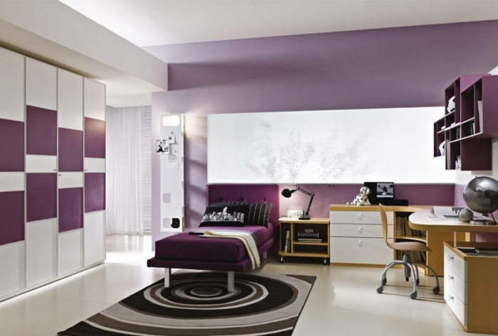 Chlapci z detskej izby vo fialových tónoch s okrúhlymi motívmi na koberci Fialová detská izba pre chlapcov