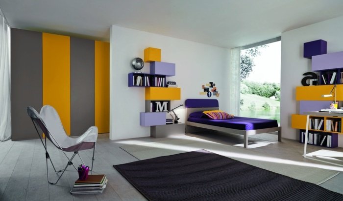 Mládežnícka izba pre chlapcov so skvelými farbami Horčicovo-žltá s orgovánom a fialovou v miestnosti pre mládež