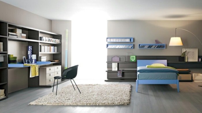 Dospievajúci chlapec s modrou posteľou a hnedými policami Stôl s policami na stenu