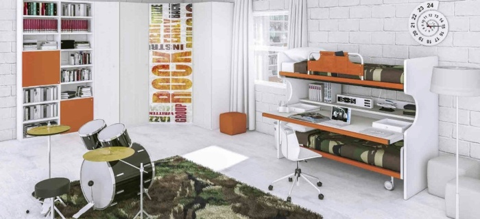 Dospievajúci chlapec s vojenským vzhľadom a hudobným nástrojom Bicie-nástroj-vojenský-vzhľad-mladistvý chlapec