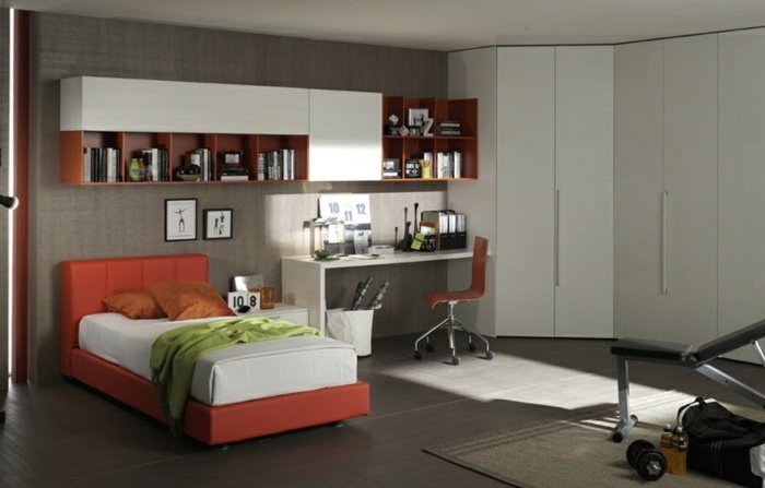 Chlapčenské izby môžu byť zariadené oranžovými prvkami Posteľ v oranžovo-oranžových motívoch so sivými odtieňmi