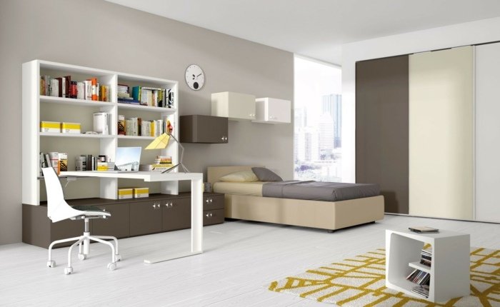 Mládežnícka izba pre chlapcov so žltými a hnedými farbami a moderným vybavením v taupe-farbe-a-svetlo-béžovej-miestnosti pre mládež