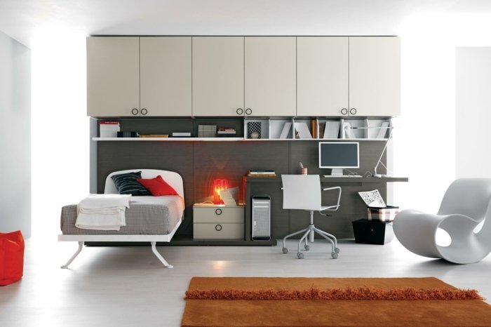 Chlapci z detskej izby v hnedých tónoch s futuristickým dizajnom Klenuté kreslo-dizajnér-riešenie-moderná-izba