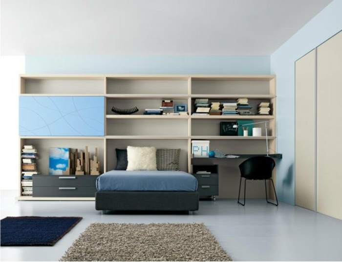 Dospievajúci chlapec s modrými policami zo slonoviny vstavaná skriňa nebesky modré prvky