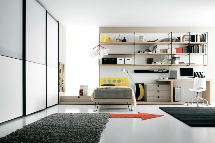 Mládežnícka izba pre chlapcov v jednoduchých moderných farbách Šatníková skriňa s posuvnými dverami v bielej farbe