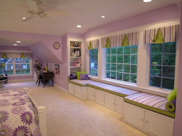 Tínedžerská izba so šikmým strešným parapetom s čalúnením dodáva farebný akcent teenager-izba-so šikmými stropmi-parapet-čalúnenie-farebné akcenty