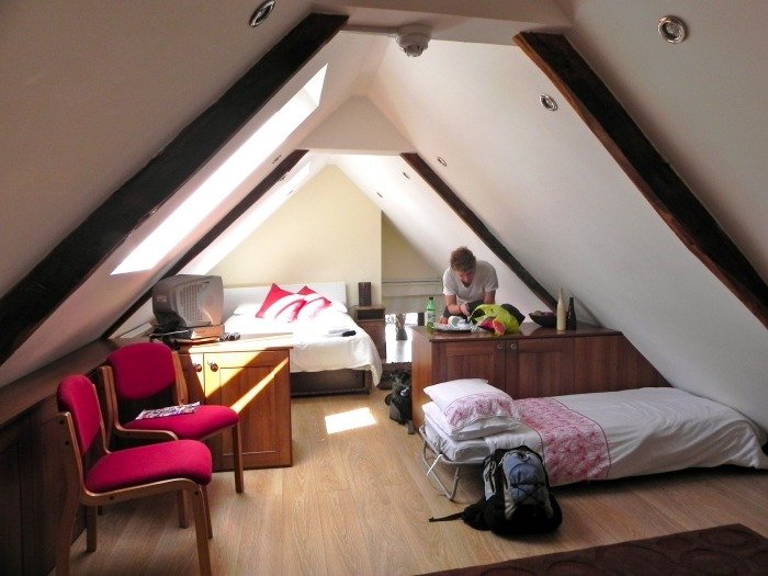 Zariadenie malej miestnosti pre mládež pod svahom - inšpirácia do domu malá izba-pod šikmým nábytkom-inšpirácia-nápady-miestnosť pre mládež